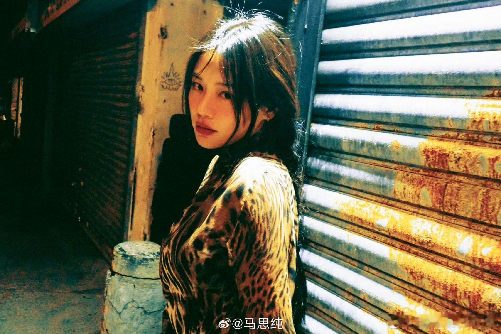 马思纯把球衣穿成了夏日高定 马思纯的球衣穿搭堪称教科书级别。上身皇马复古球衣保留