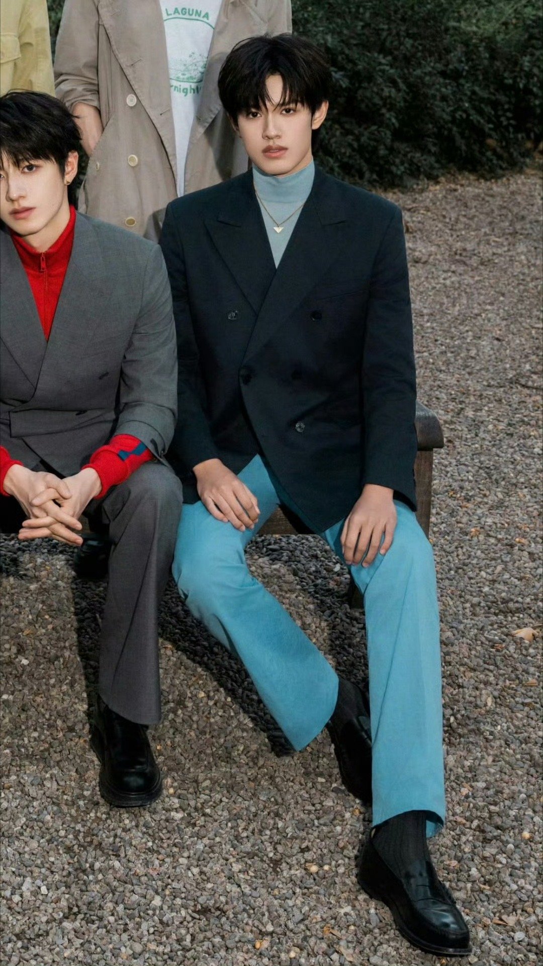 张极眉眼 谁懂张极Prada下班路透的杀伤力！眉眼精致到发光，骨相皮相双绝，这张