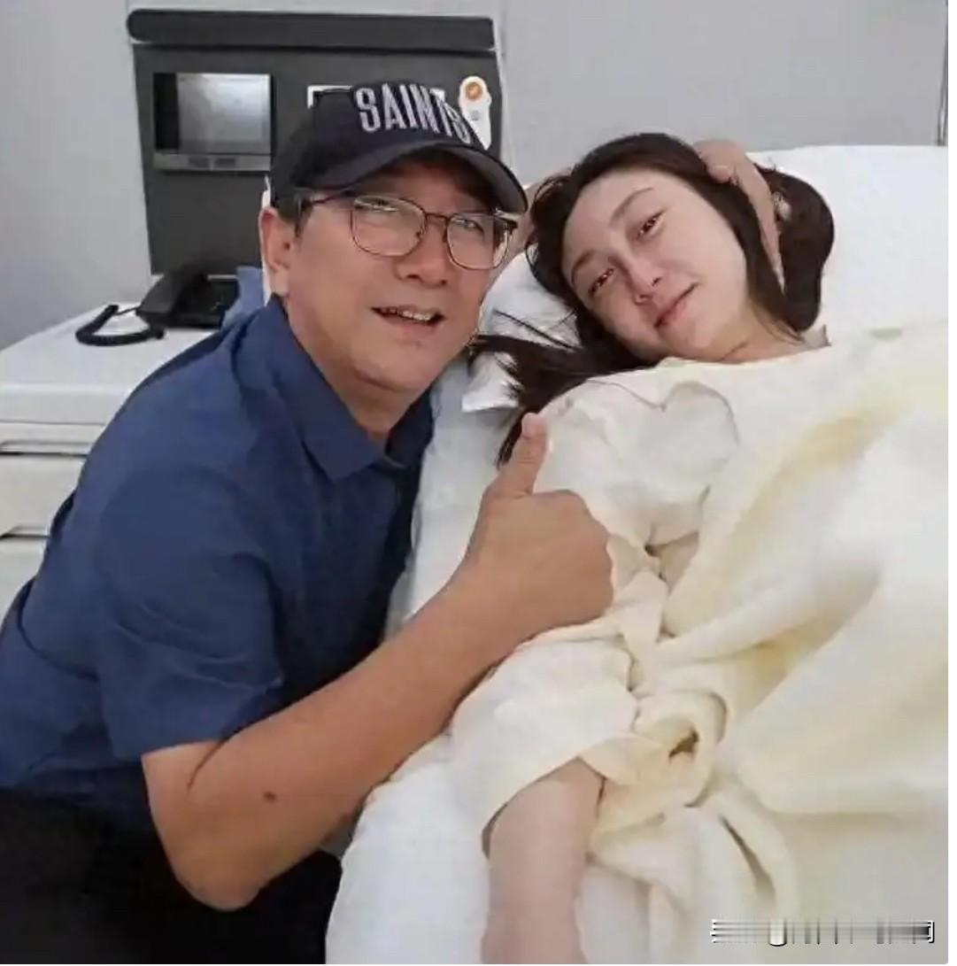 这是前央视知名主持人水均益与产后的女儿水亦诗在医院产房的一张合影。水均益竖起大拇