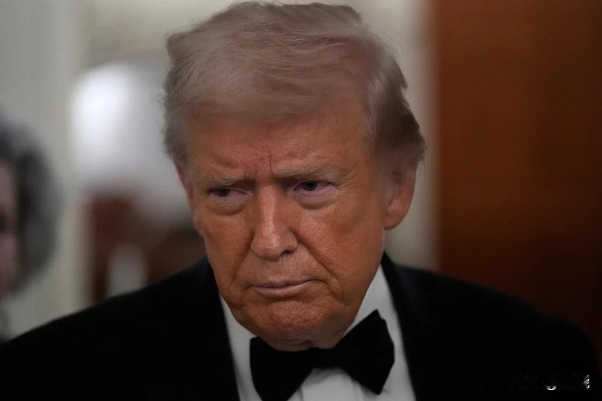 特朗普在爱泼斯坦问题上猛烈抨击记者，宣称现在是国家继续前进的时候了

2月3日白