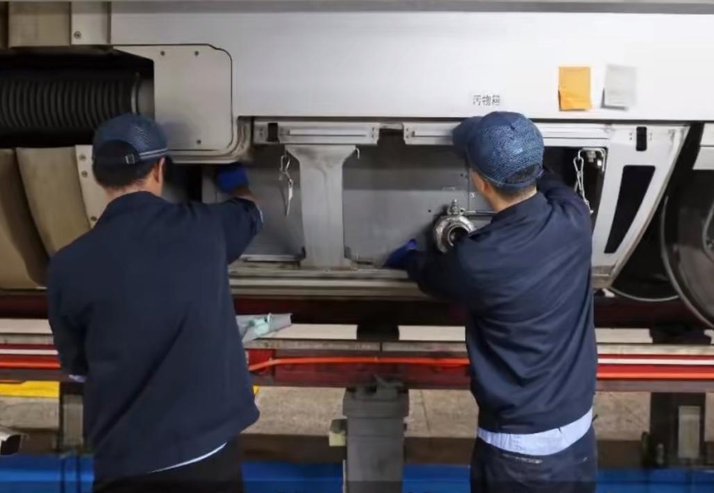 离谱！女子动车上太粗心，50克金手链被冲进厕所，地勤师傅徒手在脏臭的集便器里摸了