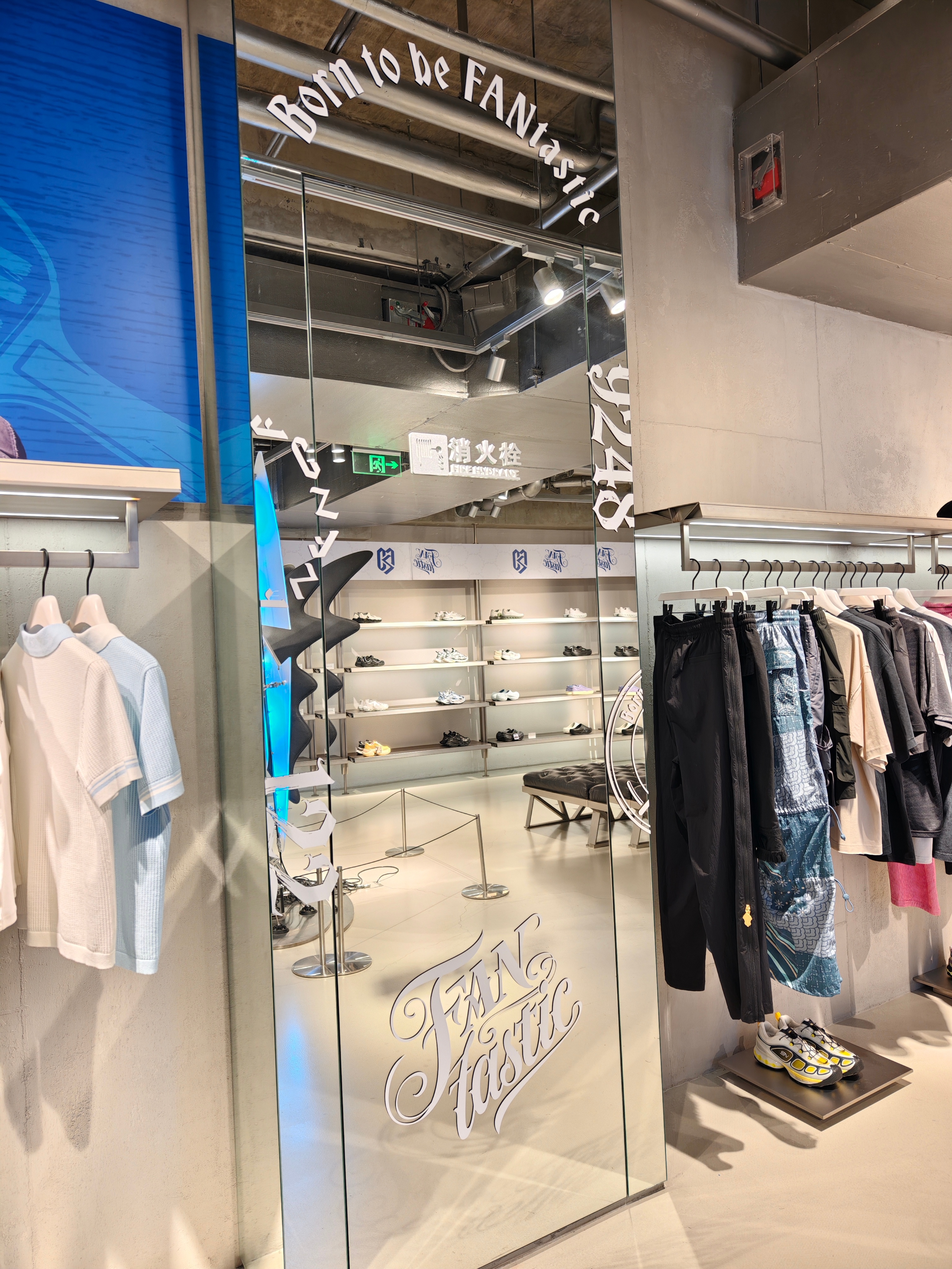 西岸樊振东主题店打卡🏓外窗、试衣镜、收银台、球台都有樊振东系列装饰，店里有两块