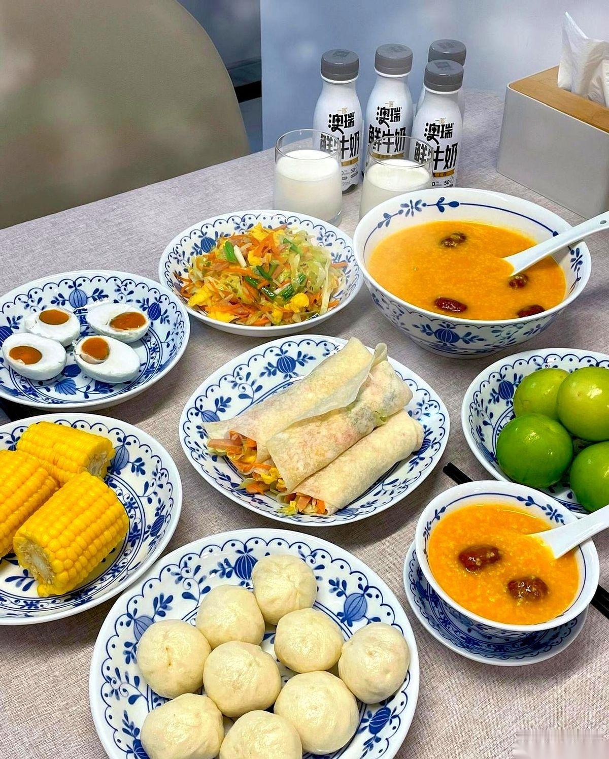 “我辛辛苦苦给你们做早饭，你们还嫌弃我。”
说完，眼泪就下来了。
绝了。
我躺在