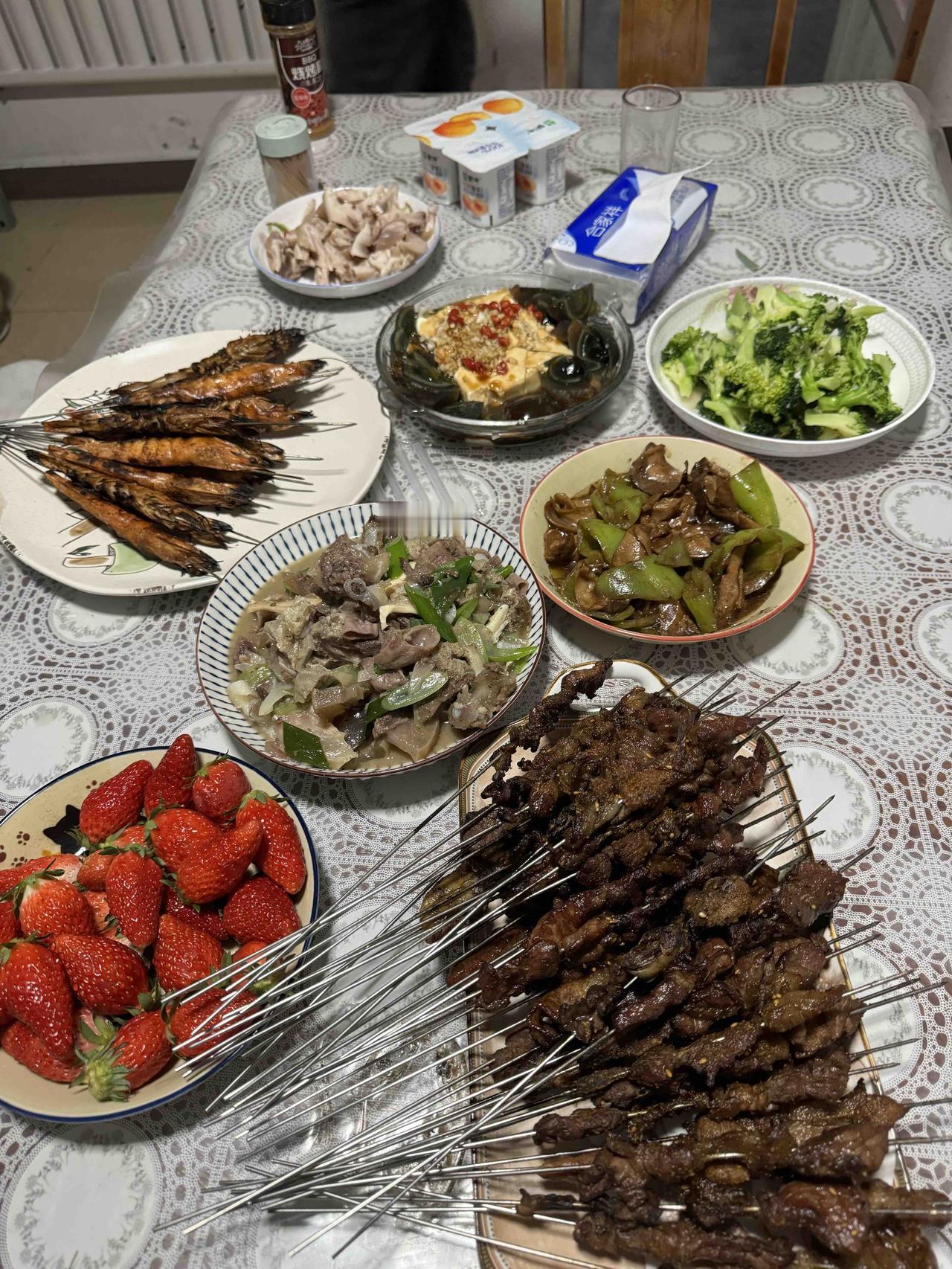 在蓬莱，住在村子里，早上四点来钟大喇叭开始广播了，我朦胧间听见了：收红小豆……！