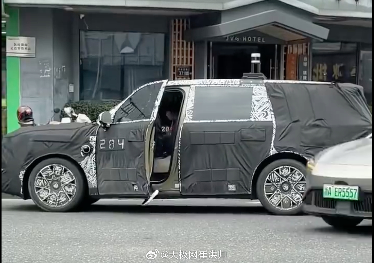 不愧是5米2的全尺寸旗舰，试驾员站在旁边瞬间变得“小巧”这样的“巨无霸”座驾是梦