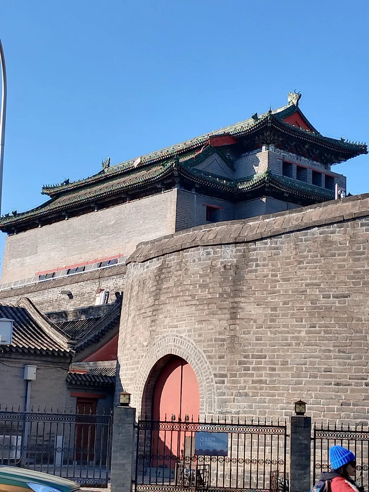 卜算子   闲思
文/李耀海
岁月总匆匆，
往事安能退。
恰似秋天一阵风，
落叶