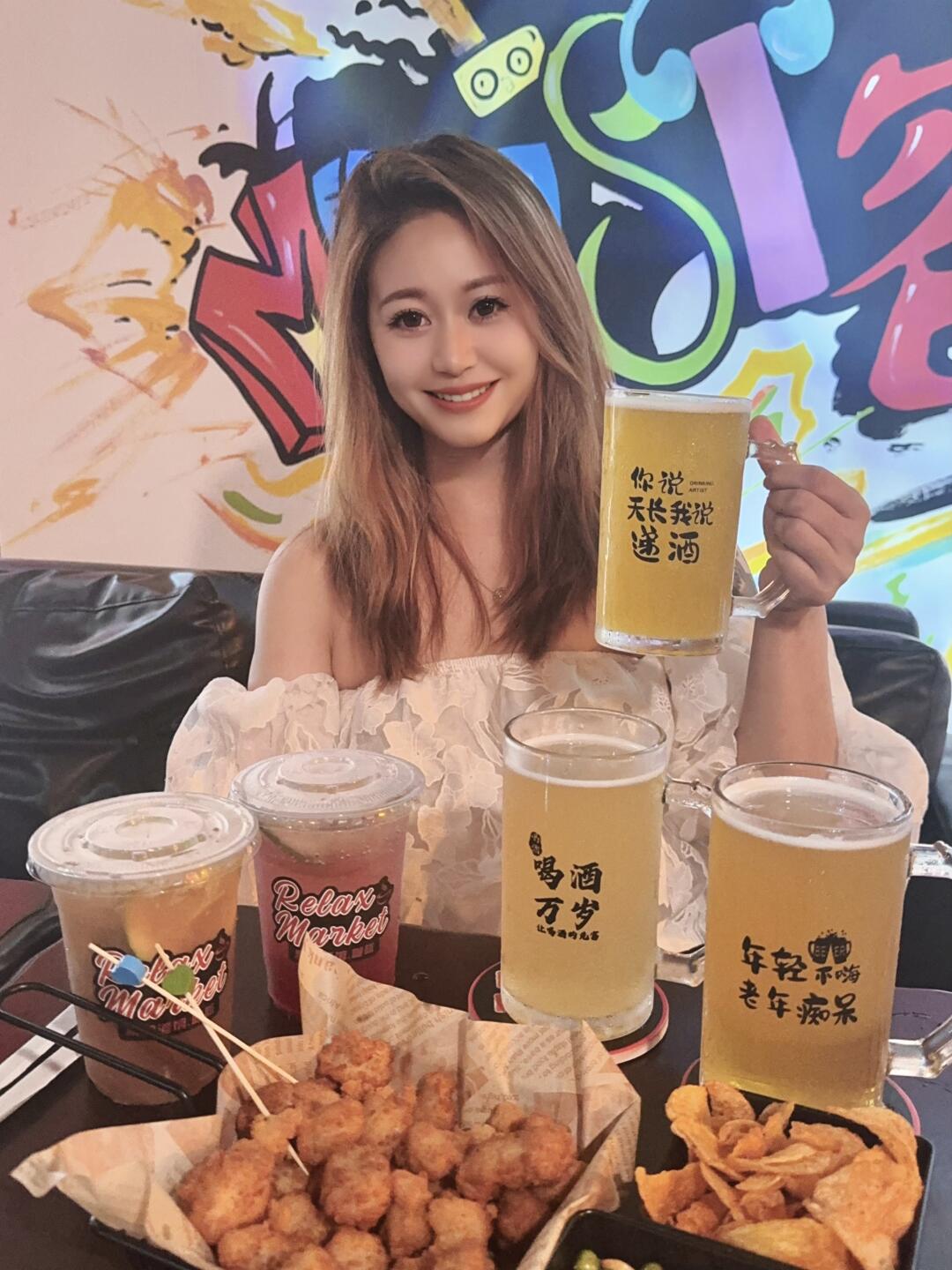 临近放假和闺蜜组一场微醺酒局~