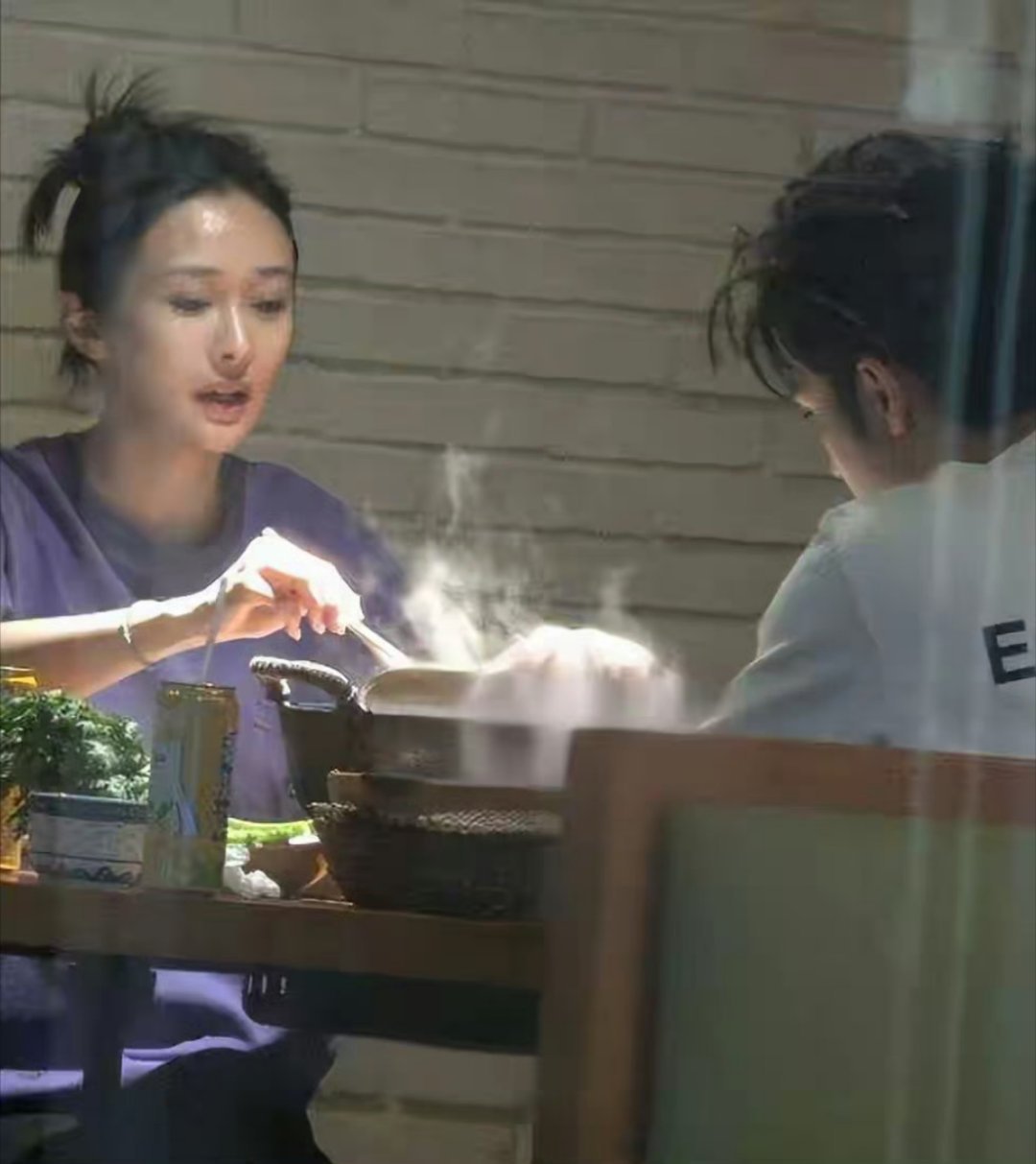 陈牧驰 陈冰 陈牧驰陈冰两人被拍到身穿休闲T恤共同外出用餐，边吃边聊互动自然，餐