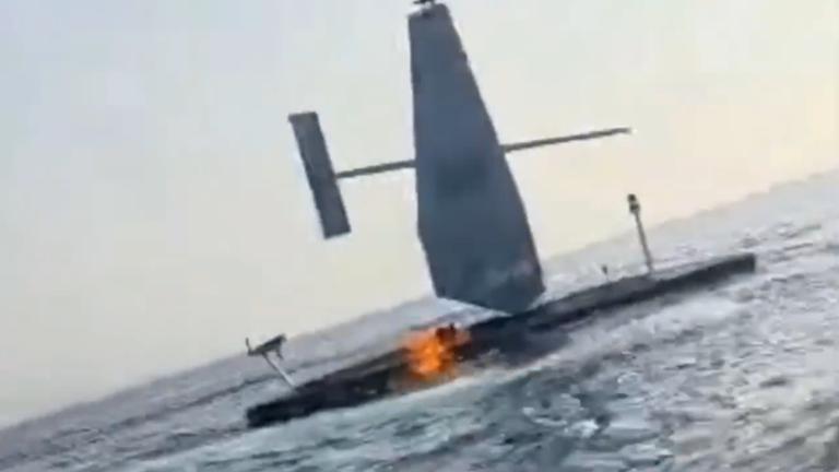 霍尔木兹海峡是波斯湾通往大海的狭窄通道，全球大量石油要从这里运出去，所以一直是美