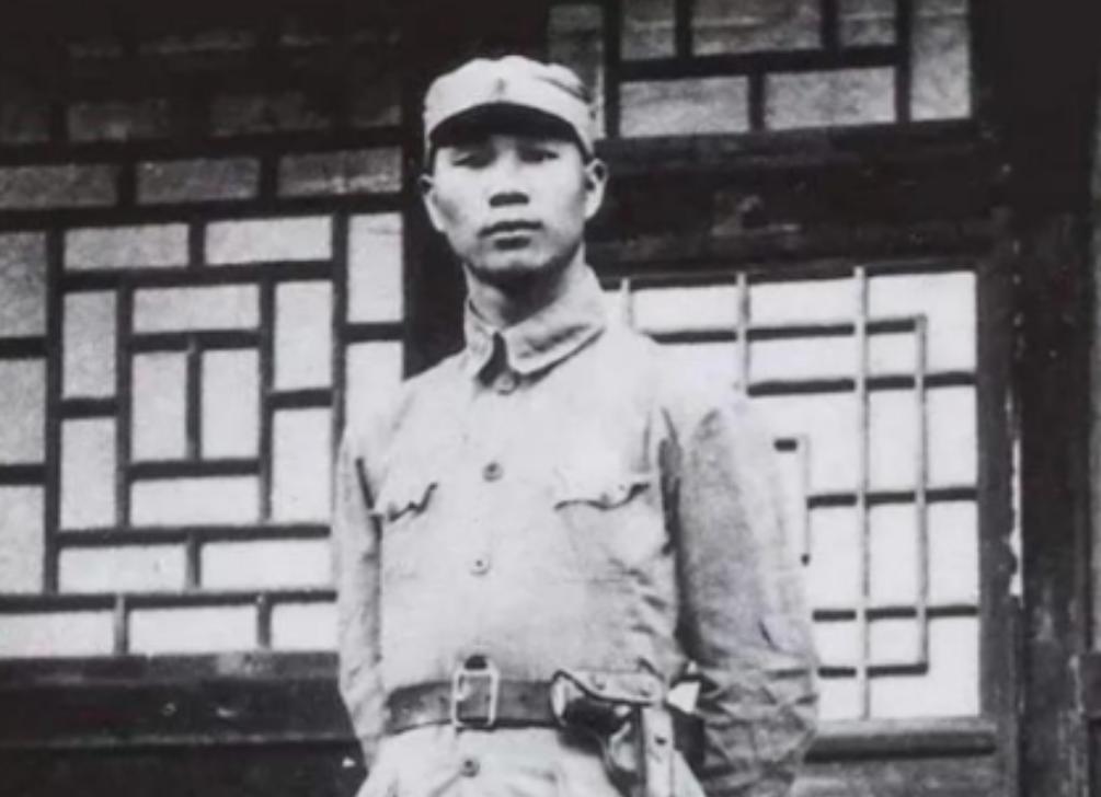 1943年秋天，狼牙山顶。一个八路军将领摸出手枪，准备往自己太阳穴上送。身边警卫