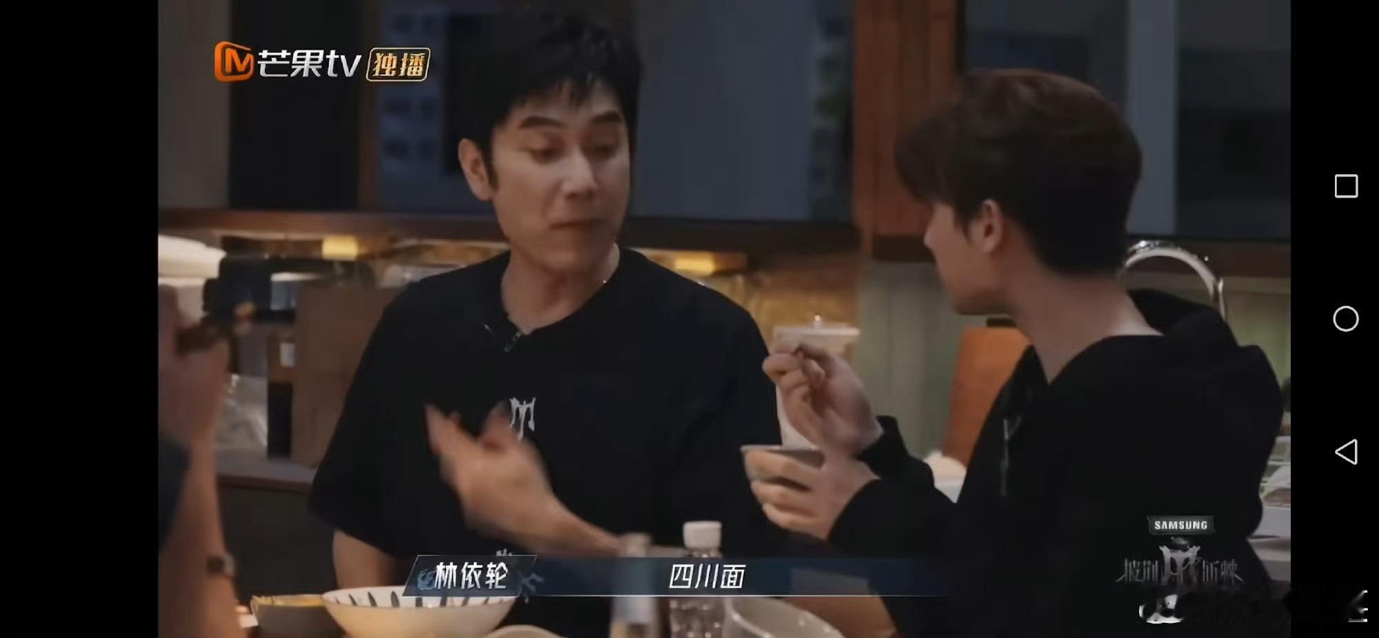 #高卿尘评价林依轮做饭 反人情世故#高卿尘在《披荆斩棘》中对林依轮做饭的评价真是