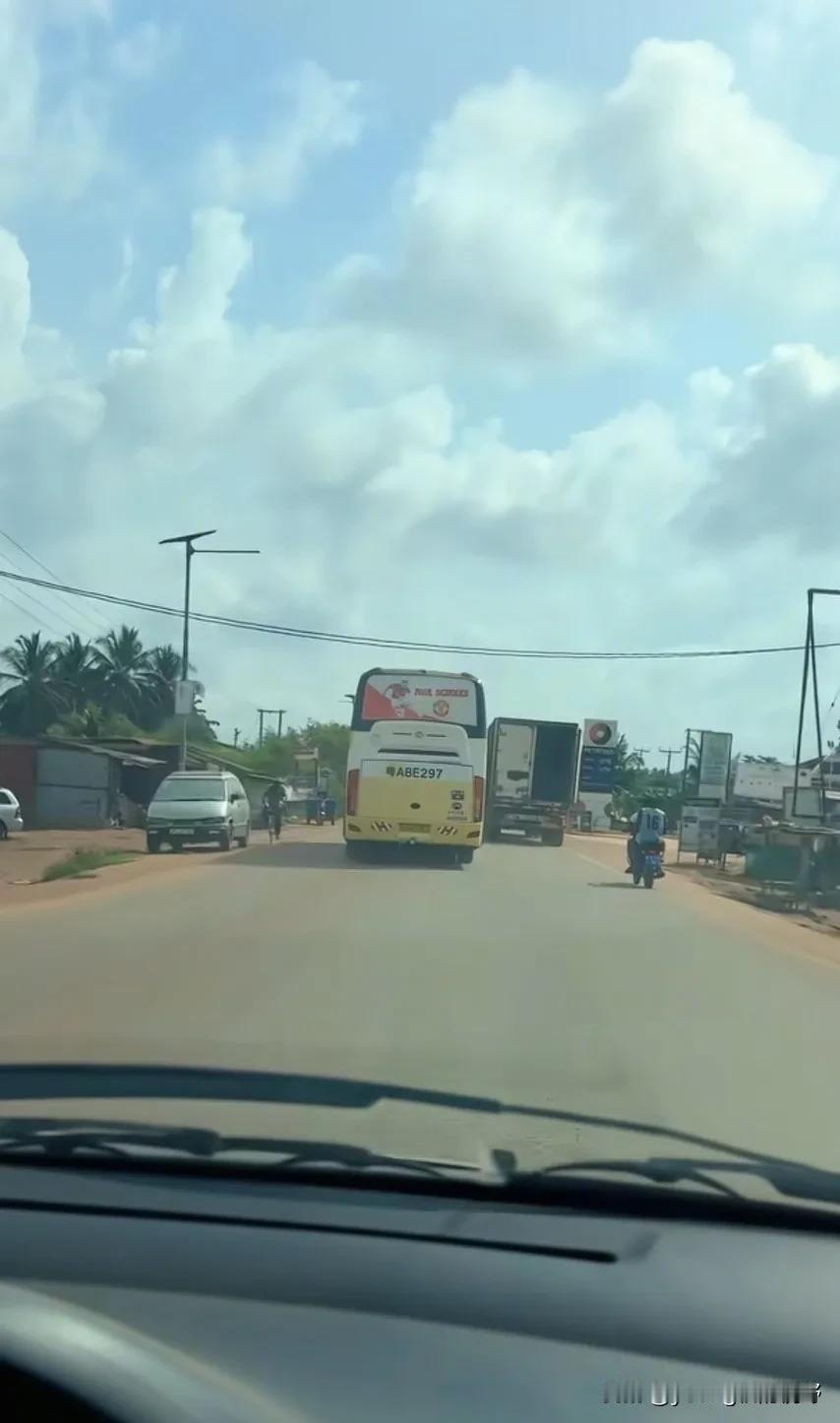 非洲街头惊现广州粤A车牌大巴车？从网友提供的资料来看，这批客车貌似曾经是广州二汽