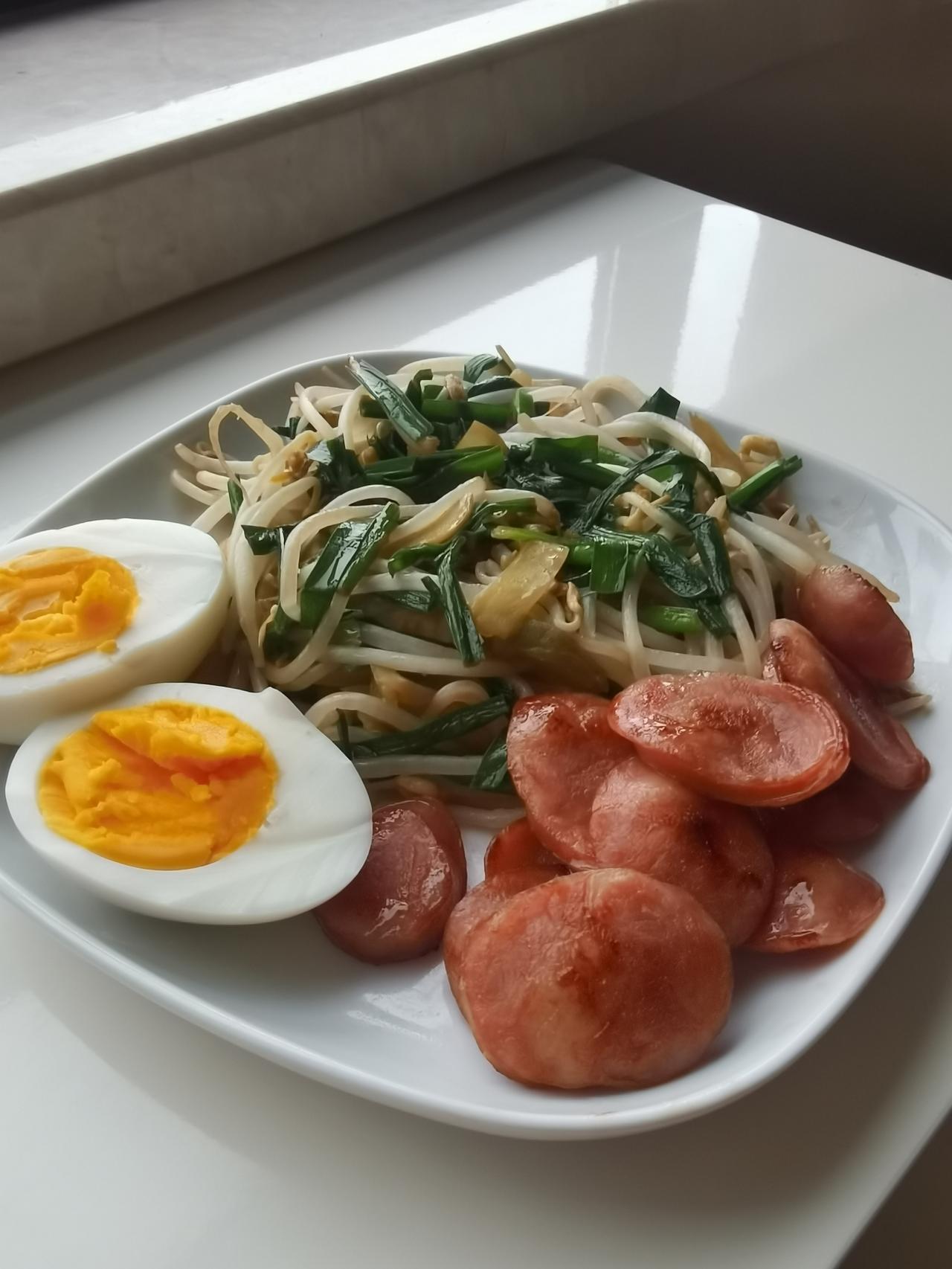 【星期五 早餐打卡】
豆芽榨菜丝炒韭菜、肉肠、鸡蛋、牛奶咖啡、麦片。

【今日小