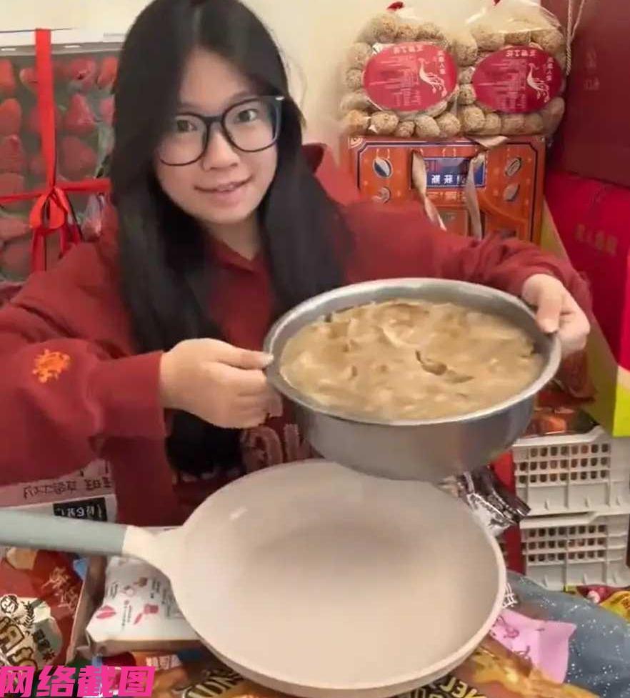 四川有女生学校放假回家准备过年。

这不一到家里就看到妈妈，已把过年准备好年货就