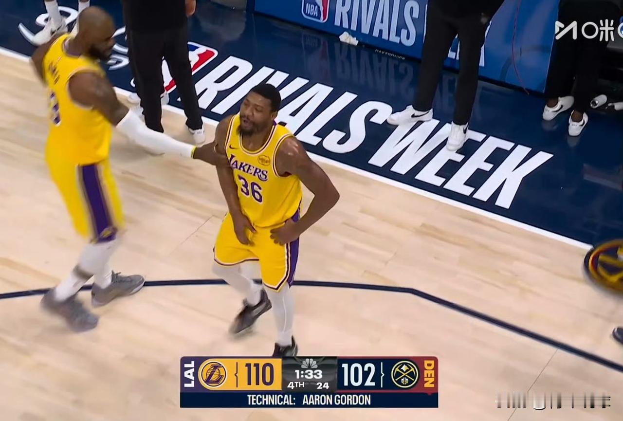 斯玛特这下看着都疼啊！

第四节最后1分33秒，斯玛特在防守戈登三分球投篮时不慎