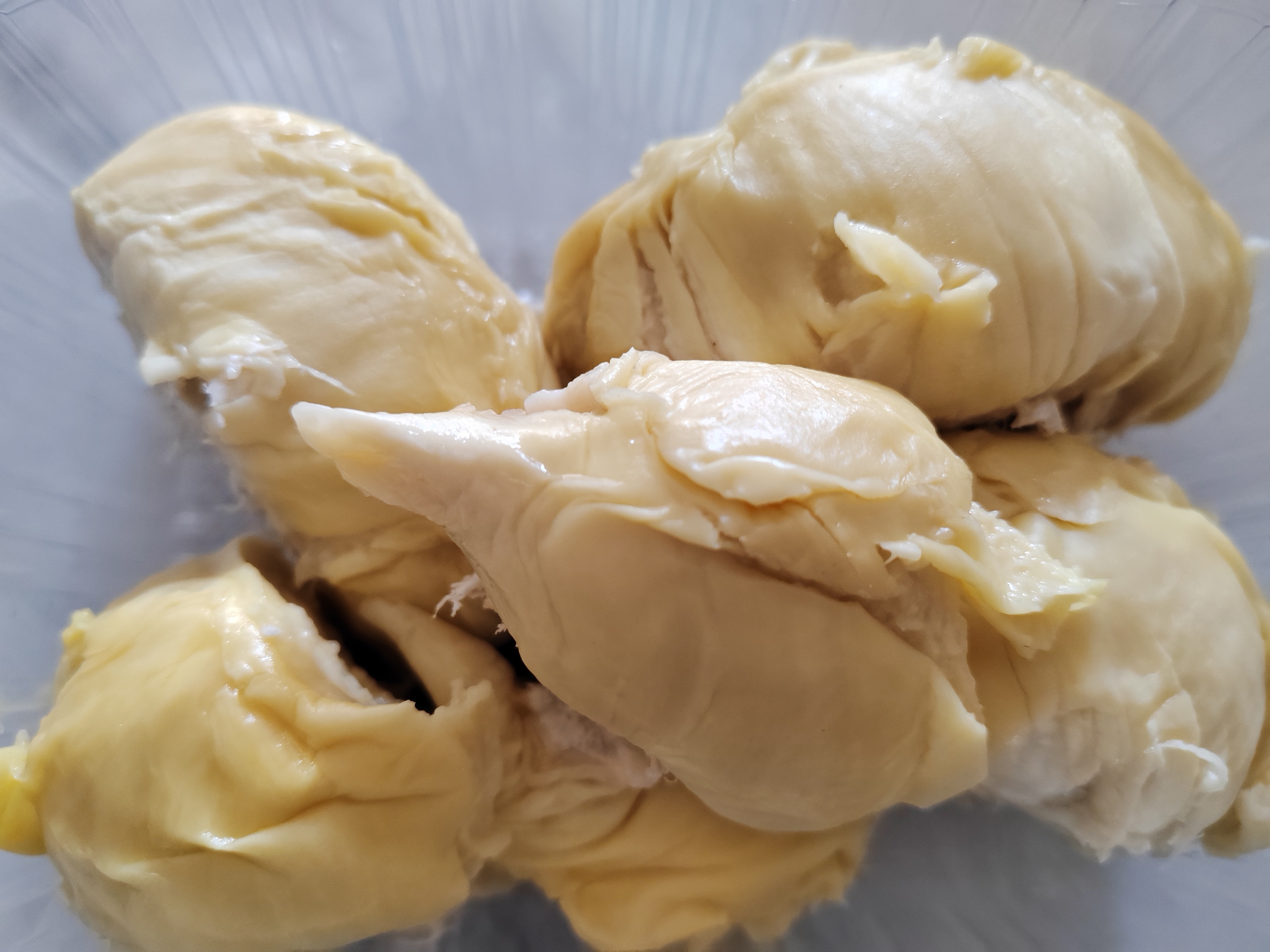 炫一个很便宜的小榴莲，很小，但是很饱满 
