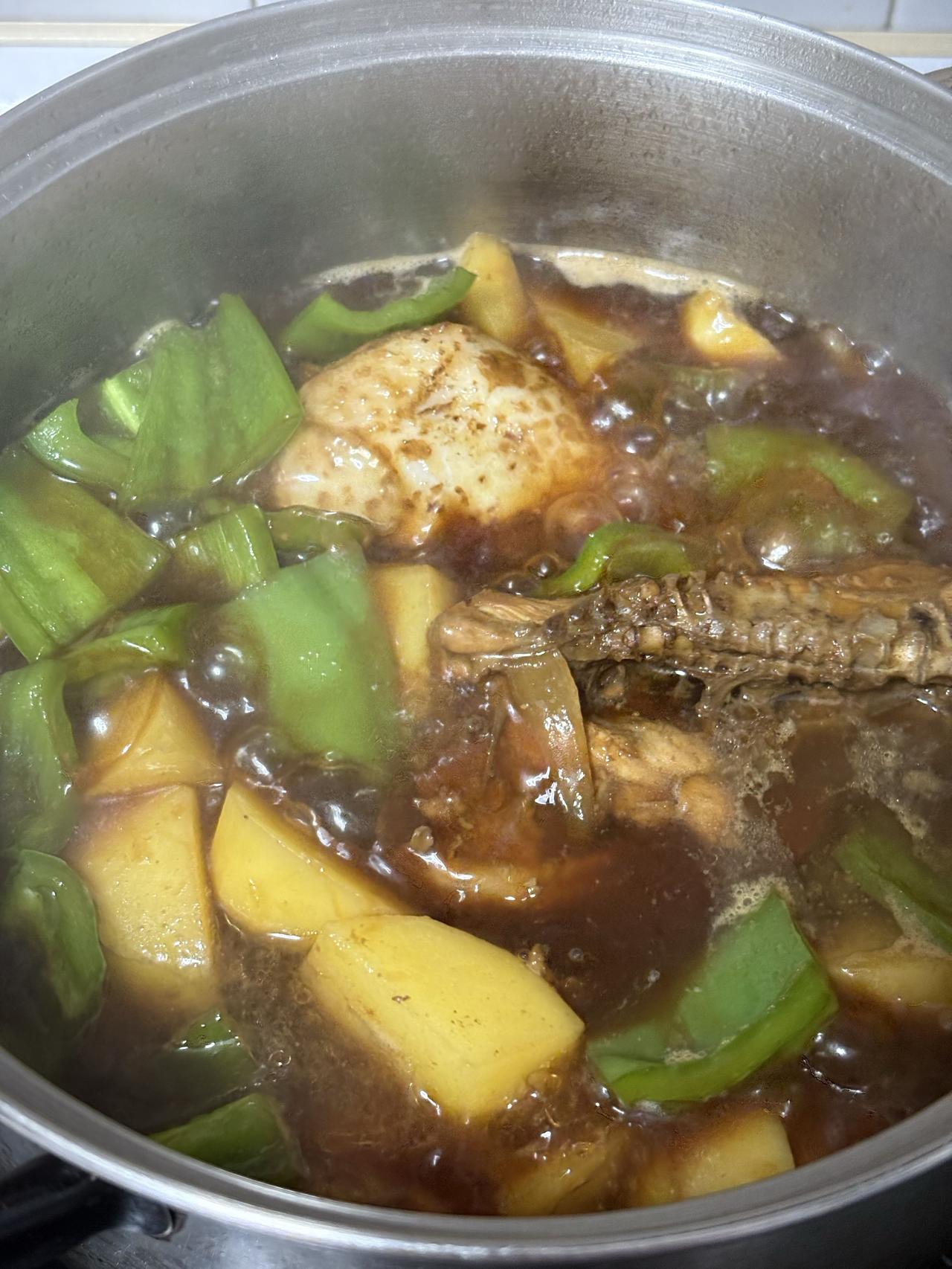 材料：鸡腿和土豆，青椒
做法：把鸡腿洗干净，冷水下锅，烧开后捞出，冲洗干净。
