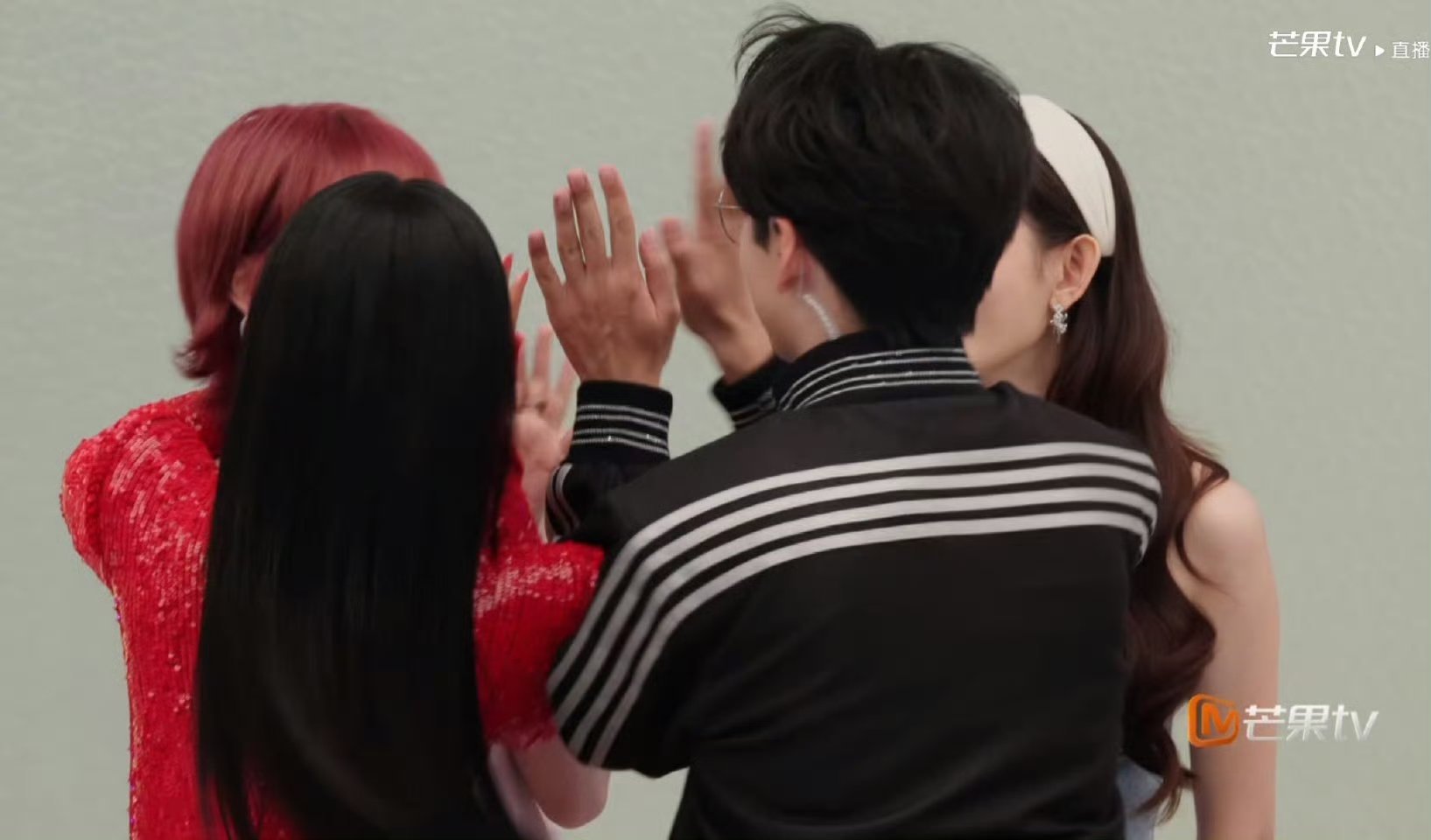 谢娜齐思钧紧急捂嘴黄灿灿俺不行了！黄灿灿咋这么真实，一句我假唱过，把娜姐和小齐吓