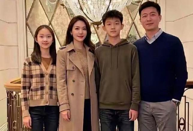 这是多少人向往的家庭模样？
水晶灯下，一家人整整齐齐站在旋转楼梯前。父亲稳重，母