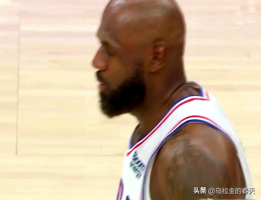 恩比德这回是真不装了。
记者拿詹姆斯那套“巨头都得牺牲”的话术问他，他直接顶回去