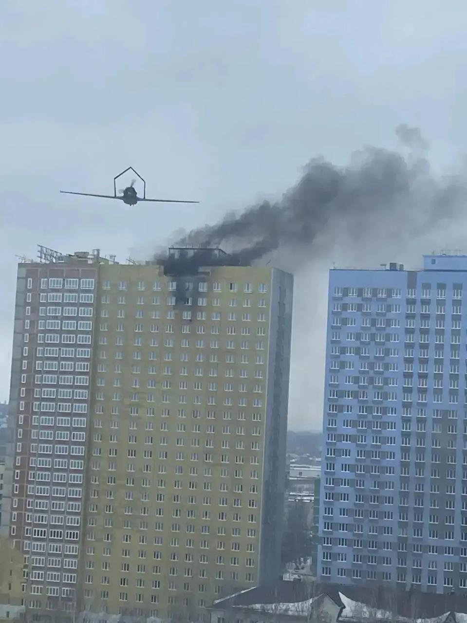 昨晚，乌克兰无人机对俄罗斯领空发动了大规模袭击。仅夜间，俄罗斯防空系统就拦截并摧