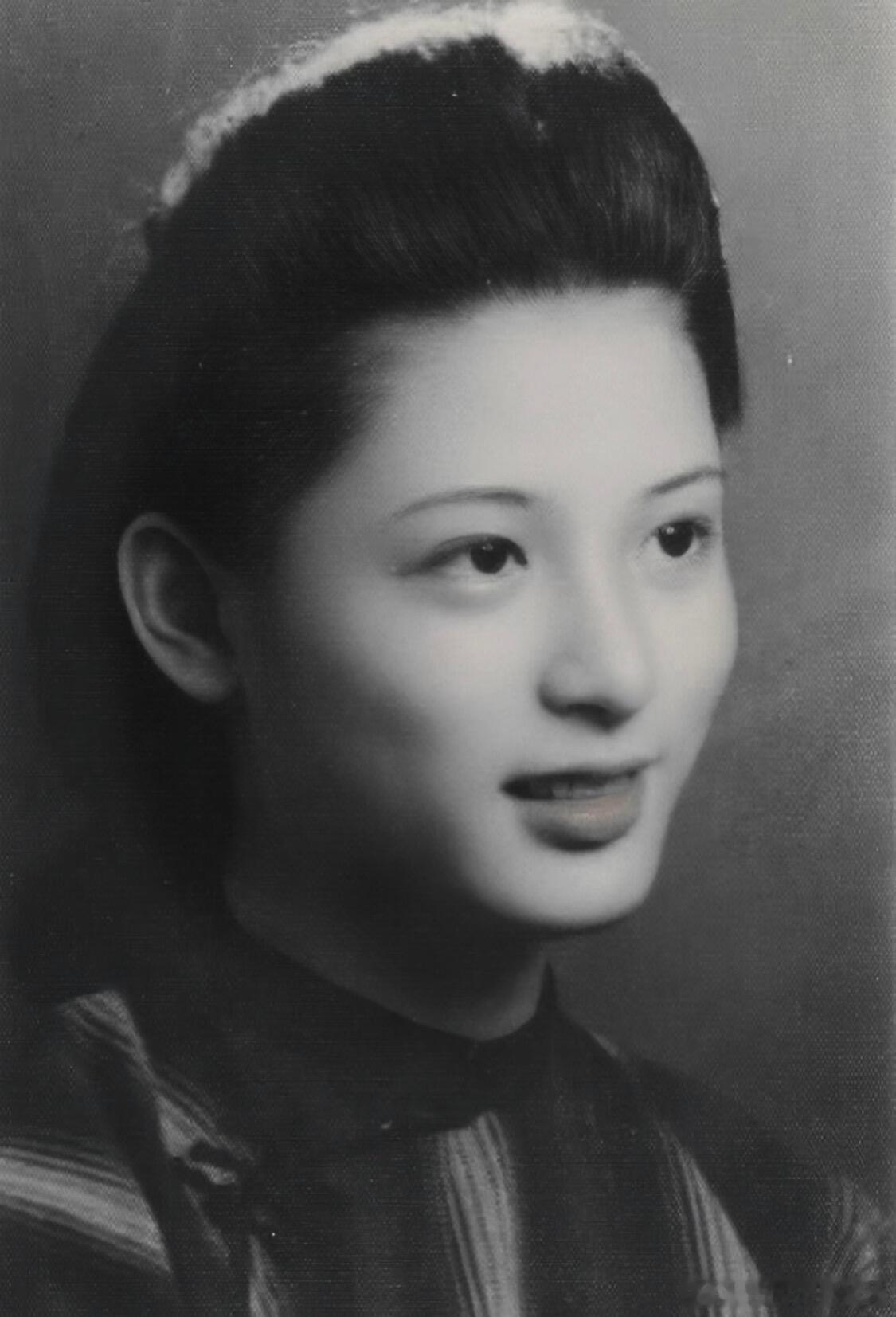 最美民国才女徐谟佳，出身官宦世家，历经家道中落与战乱，放弃演艺回归家庭。好有气质