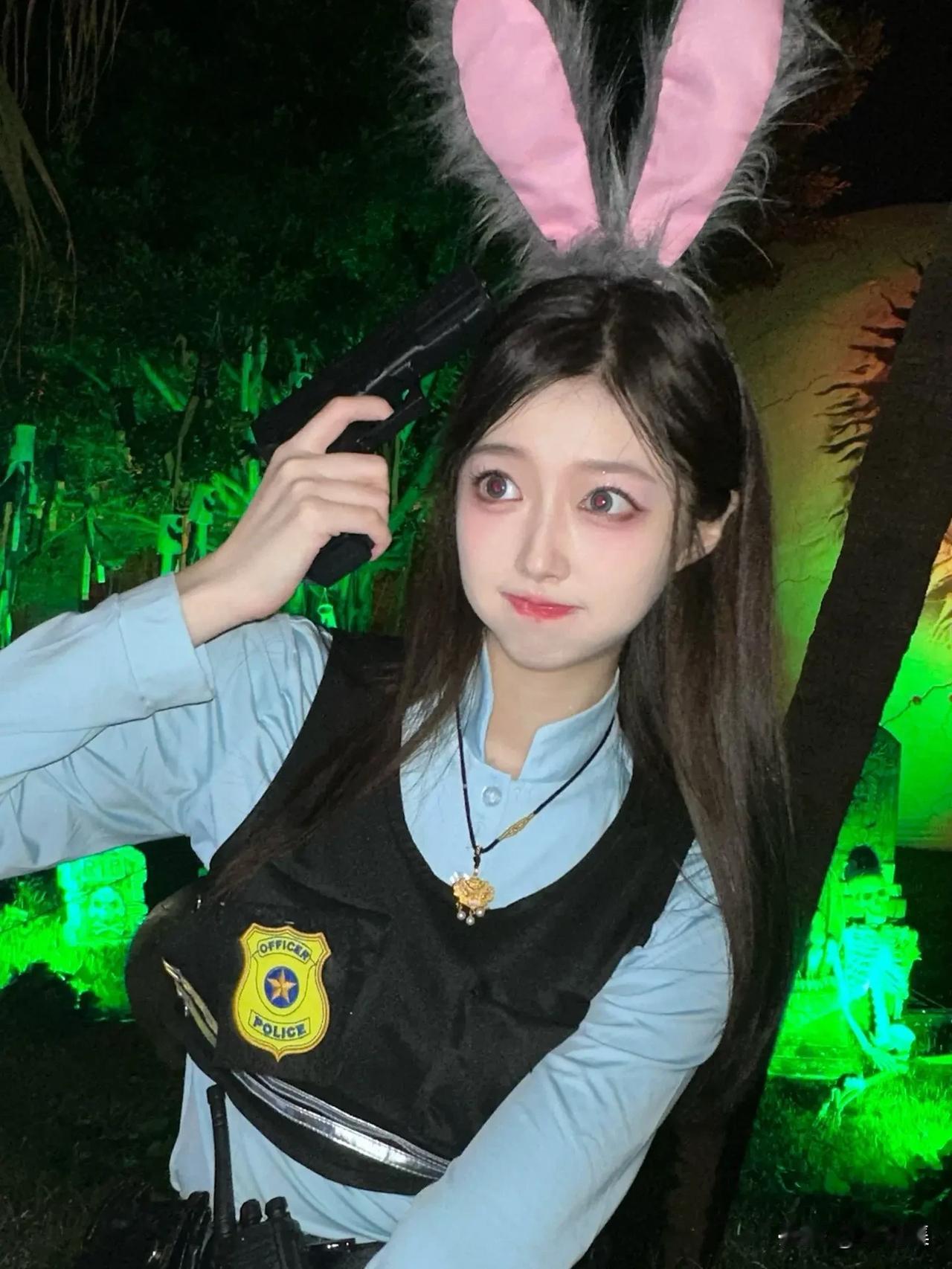 “兔警官”的夜晚巡逻，守护平安的可爱警花！🌙👮‍♀️🐰
