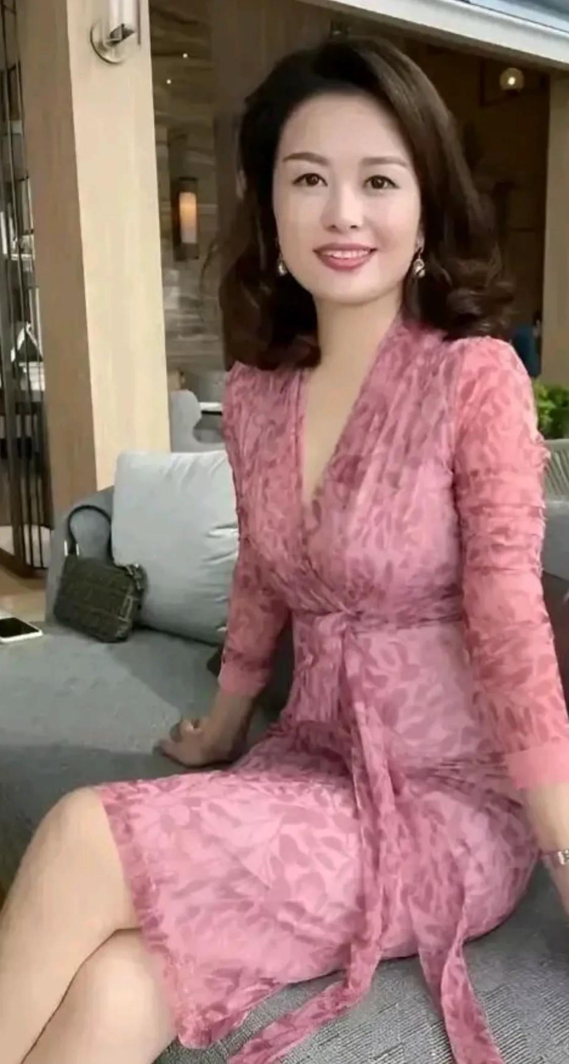 过年过节要去亲戚或者朋友家，如果打算要给孩子红包的话，一定要进门就给，别把惊喜留