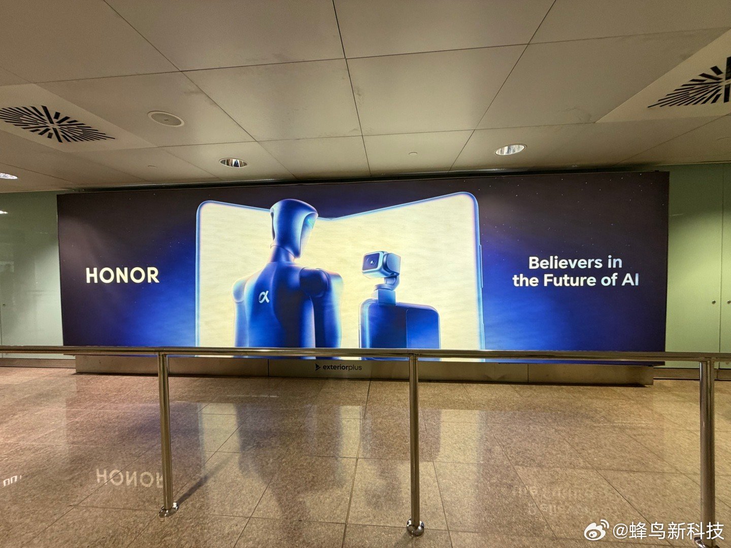 刚落地巴塞罗那，荣耀的机器人要来了