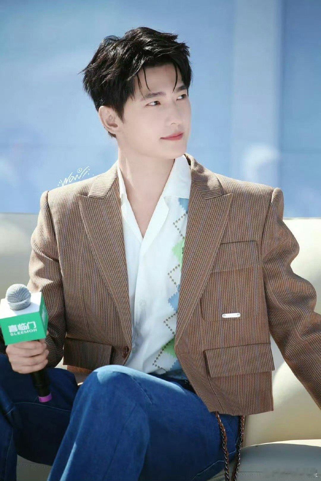 不知道杨洋在说什么光看脸了 今日份的快乐全部来自于让我们看到了直播中这么帅的杨洋