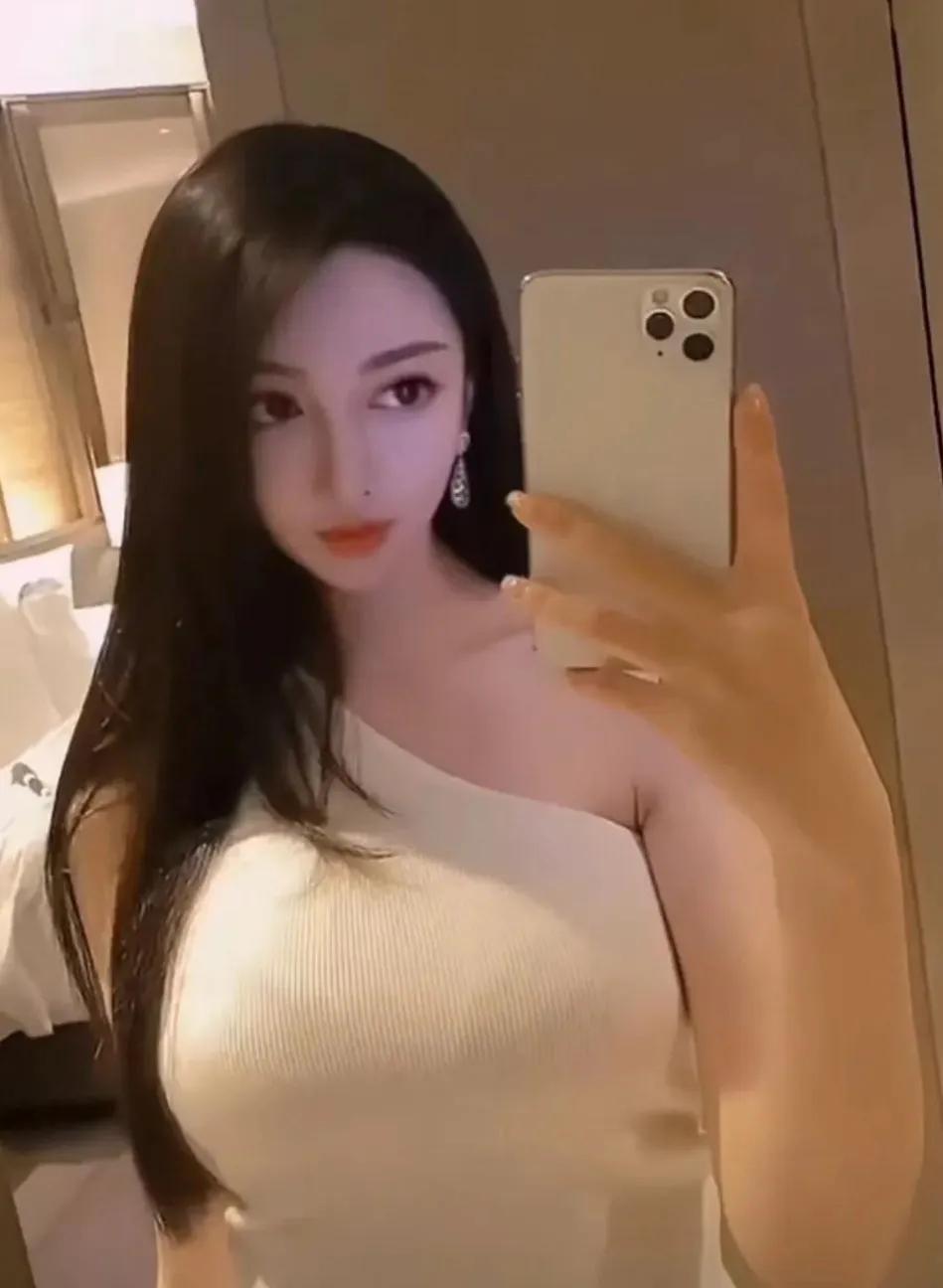 我赌黄晓明不会和叶珂结婚的。尽管叶珂怀了黄晓明的孩子。
叶珂是自己把自己玩脱的。