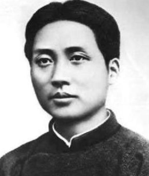 1921 年，两名特务拦住行人打探毛泽东行踪，悬赏五块大洋寻人。不曾想眼前之人正