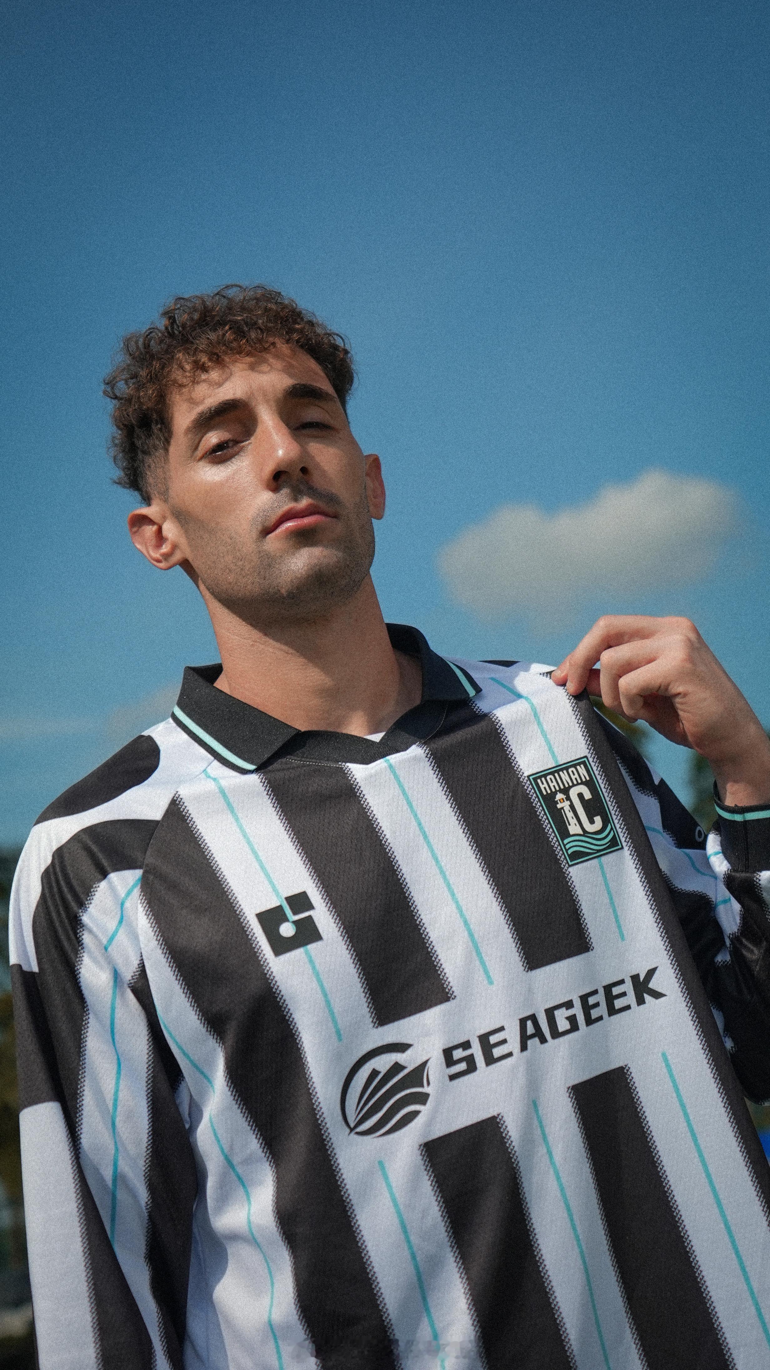 一件来自海岛的黑白条纹 🌊秋冬的衣衫，应有它的厚度与故事。一件经典样式的长袖球