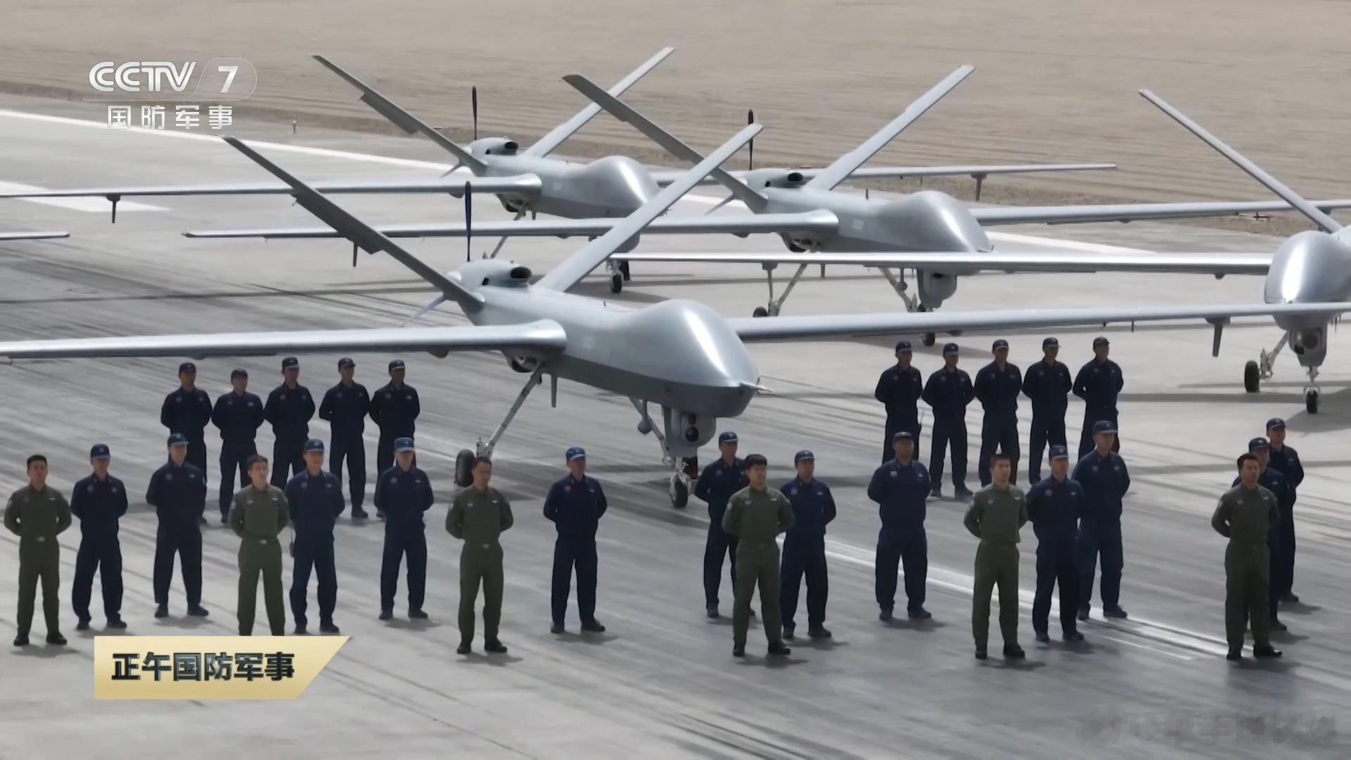 更多画面来了，我空军某团装备的“攻击-2”察打一体无人机，7架同框摆拍展示，跑道