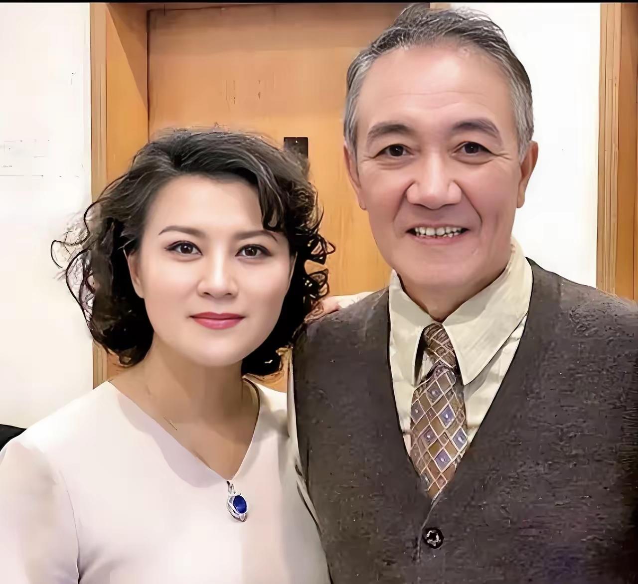 这是恩爱般配的一对夫妻，李幼斌头发变白了，李幼斌的妻子史兰芽同样是专业演员，气质
