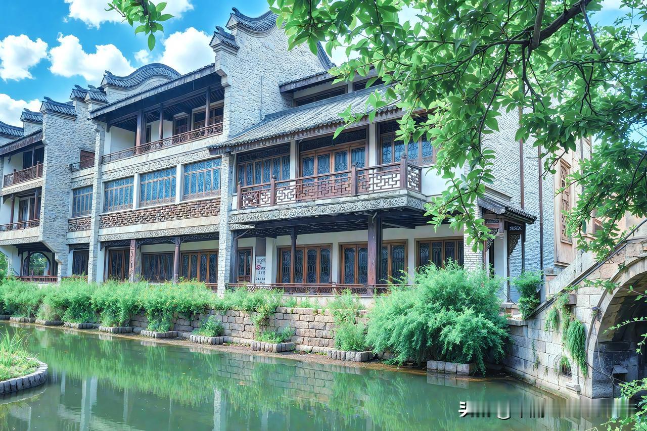 这一座古色古香的水乡建筑，就像从水墨画里走出来的一样。斑驳的石墙，刻满了岁月的痕