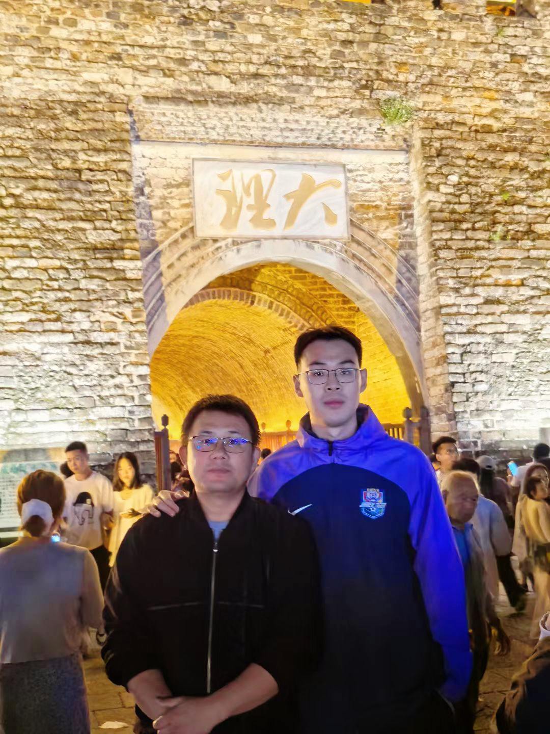 是师生关系，也是兄弟关系，陪着我从两孔手术全面改为单孔手术……陪着我做...
