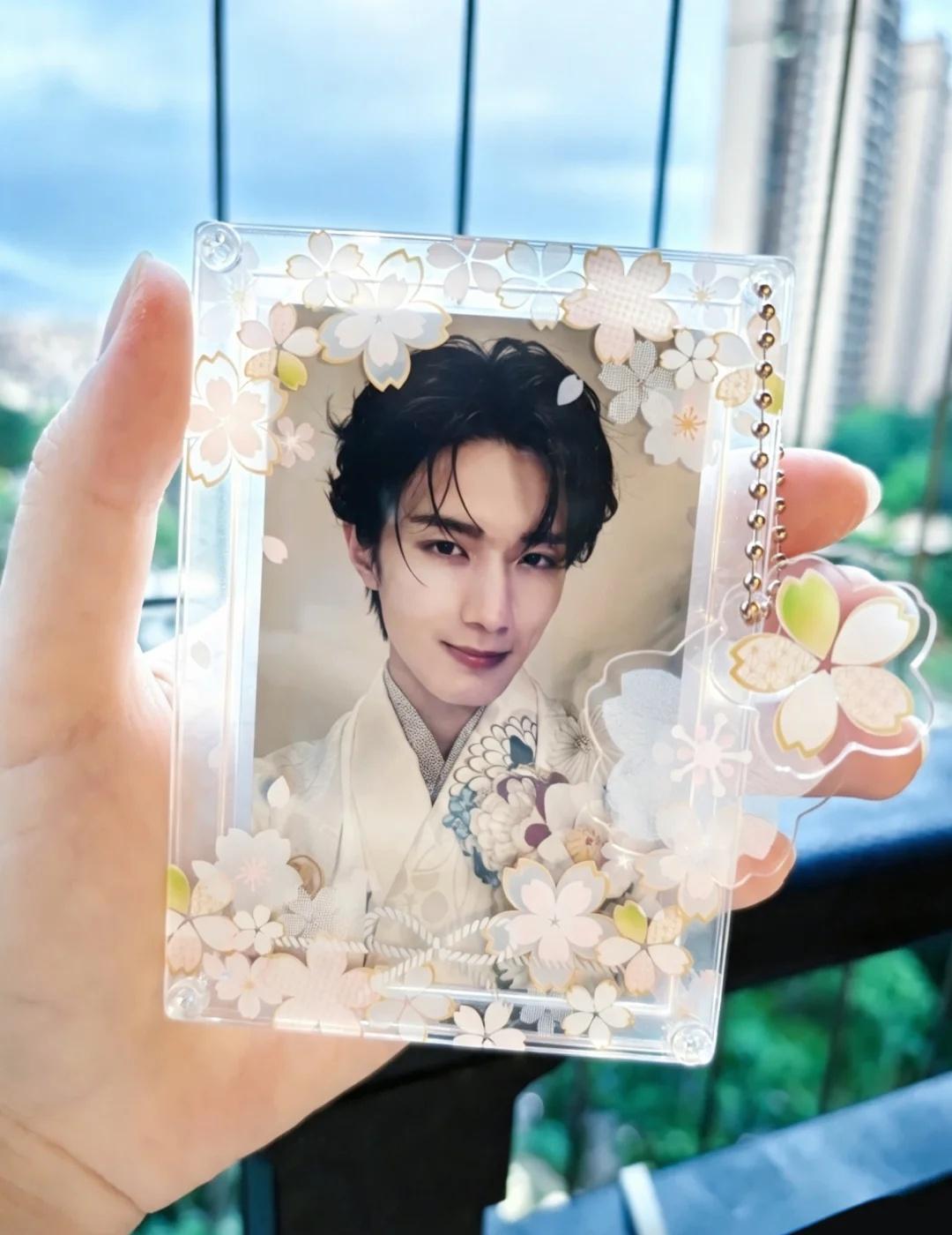山中柔就是我女神🥺
室外的自然光会显得更透亮！室内是暖白色的感觉，也有可能是因
