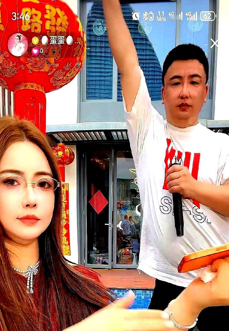 谁能想到，一个“西厂公公”扮相的人，在直播间跳了一段韩舞，几万件货瞬间就被抢空。