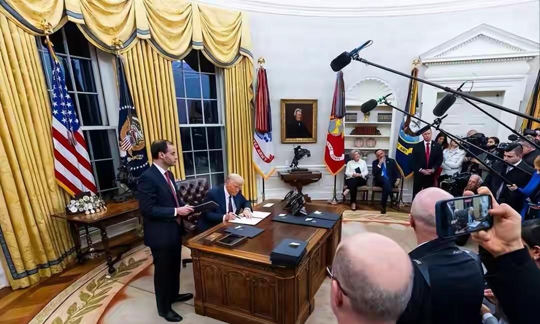 特朗普认怂了！一个多月前还在社媒上叫嚣“彻底摧毁伊朗”的美国总统，10月8日突然