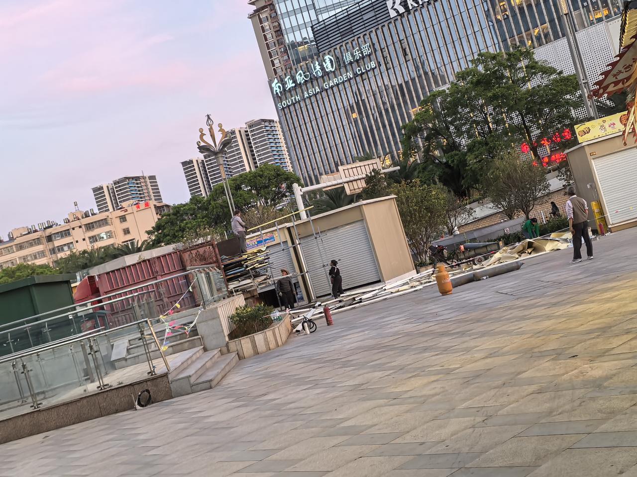 西山区滇池路这个滇池时代广场的露天店铺才弄好没有多久，现在又拆除了？拆除了的有十