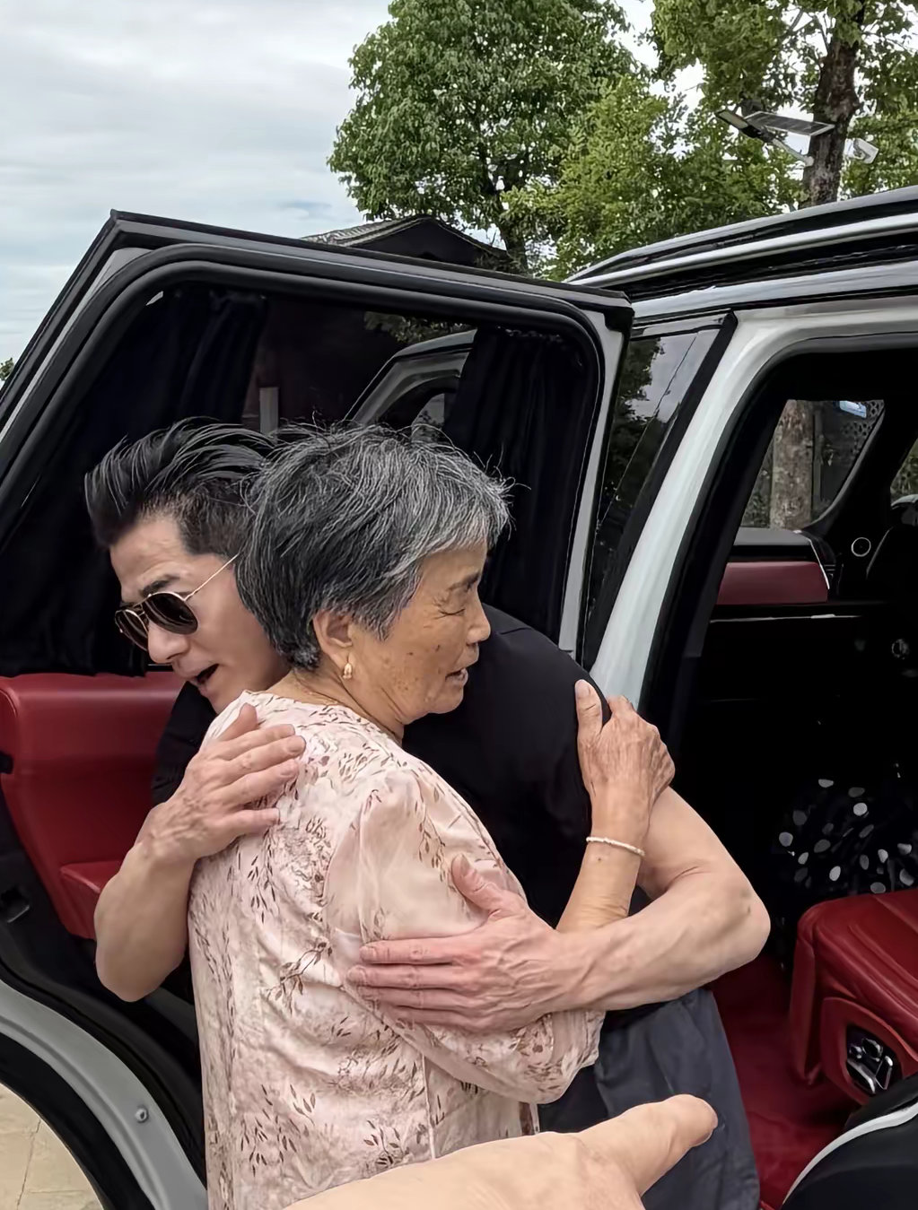 方媛外公去世，郭富城静静陪伴方媛外婆身旁安慰，最深的孝心应该就是这份接地气的烟火