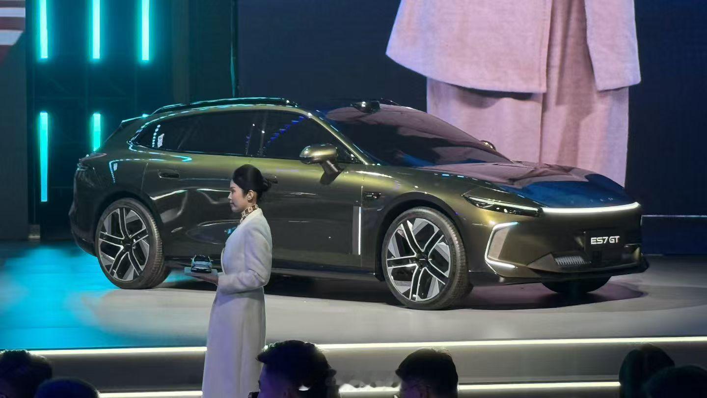 更豪华、更科技、更智能。一口气发布两大产品序列，四款新车，奇瑞的塔尖品牌星途开启