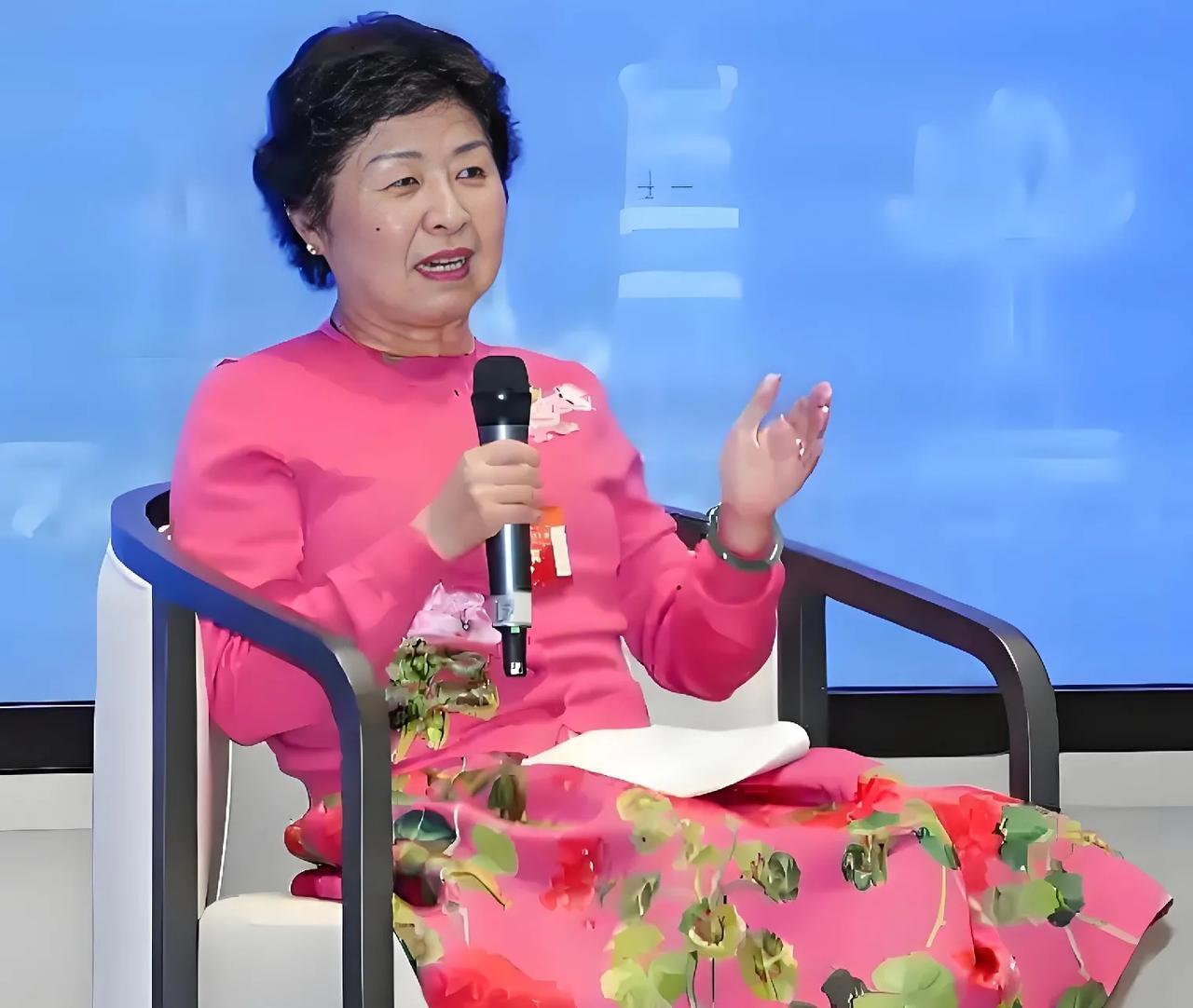 中国第一位女首富“废纸大王”张茵，玖龙纸业董事长。董事会12名成员中，有7人是其
