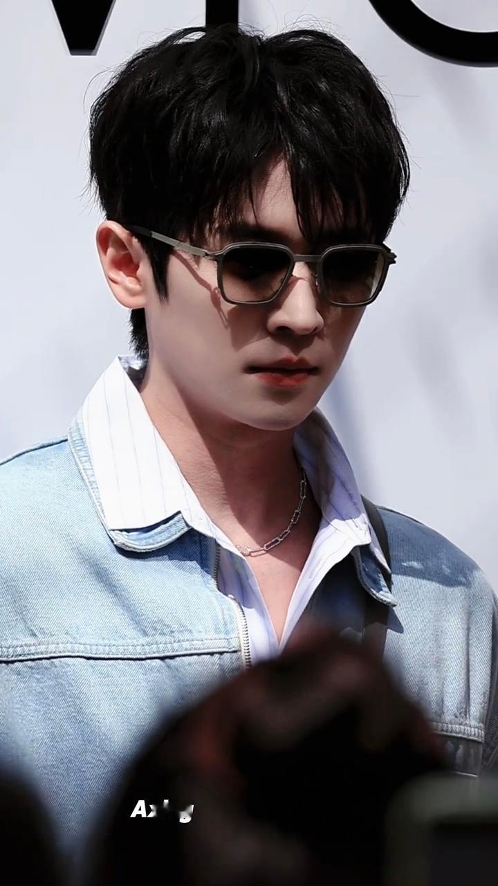 浅牛仔套装好清爽吧！谁家男大学长来了丞磊浅牛仔套装造型丞磊浅色牛仔完全清爽男大