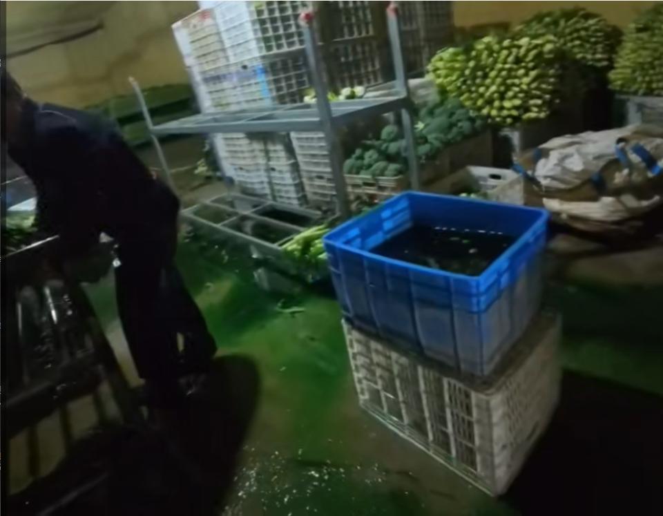 不重刑不足以平民愤！
甲醛白菜的事，刚过不久。甘肃榆中又被爆出染色莴笋。这些商户