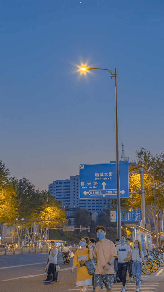你是近处的灯火，也是遥远的星河。 