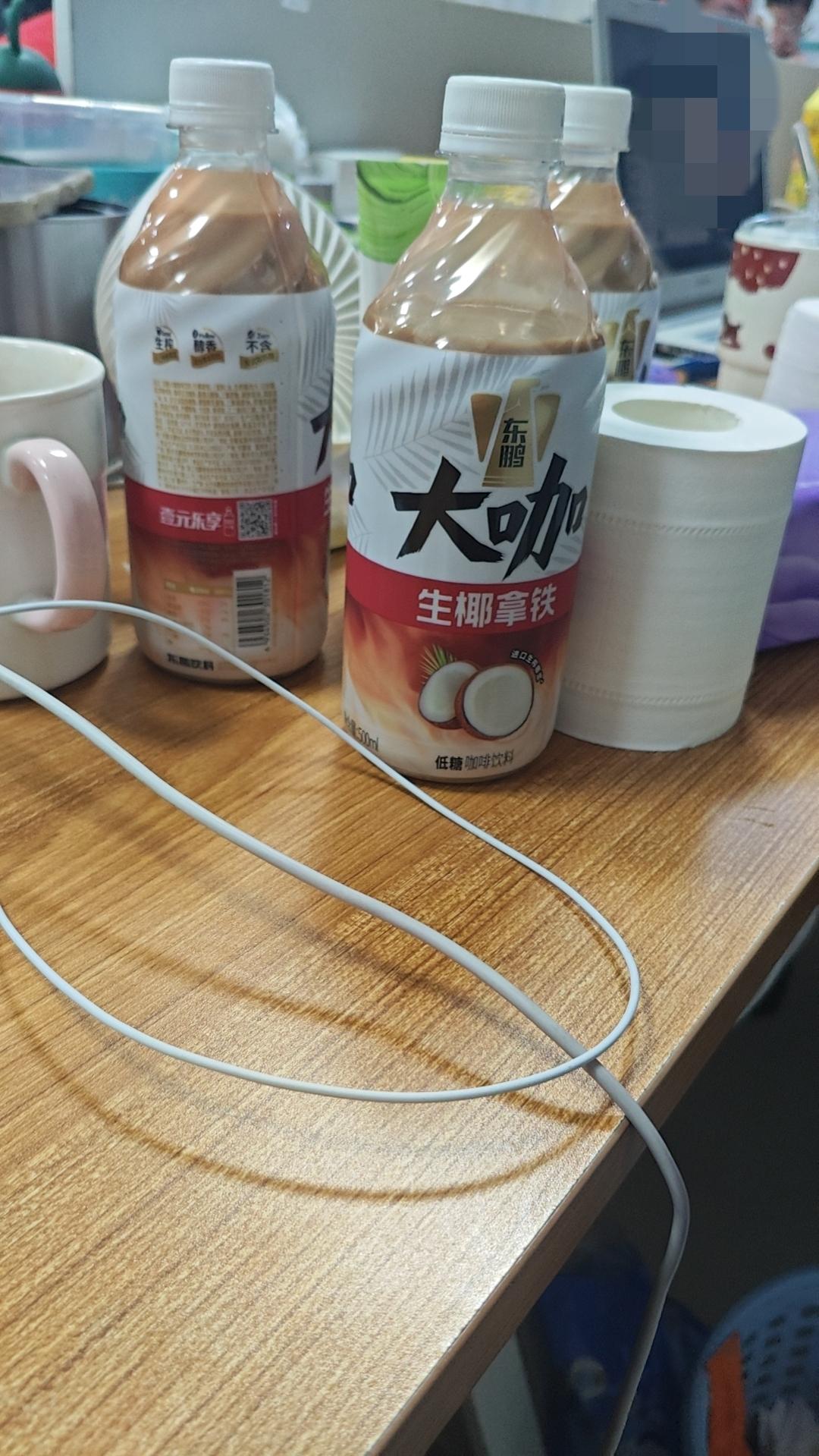 东鹏特饮的一元乐享，买了一瓶，兑了6瓶，这中奖率是真高啊，感觉味道比雀巢咖啡也差