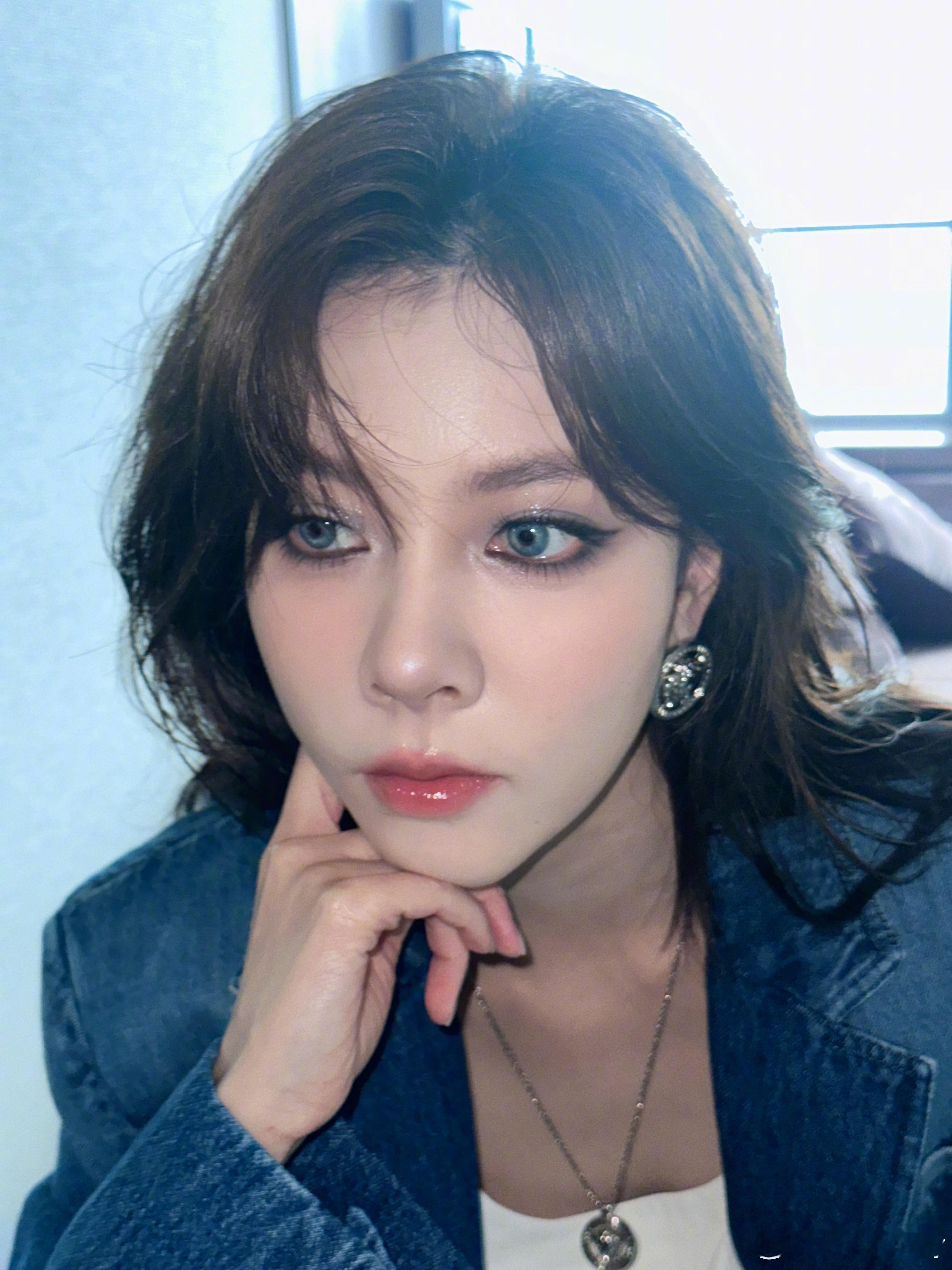 #宋妍霏蓝色小烟熏#宋妍霏蓝色小烟熏真的有被美到！！蓝色美瞳➕全包眼线搭配蜜桃唇