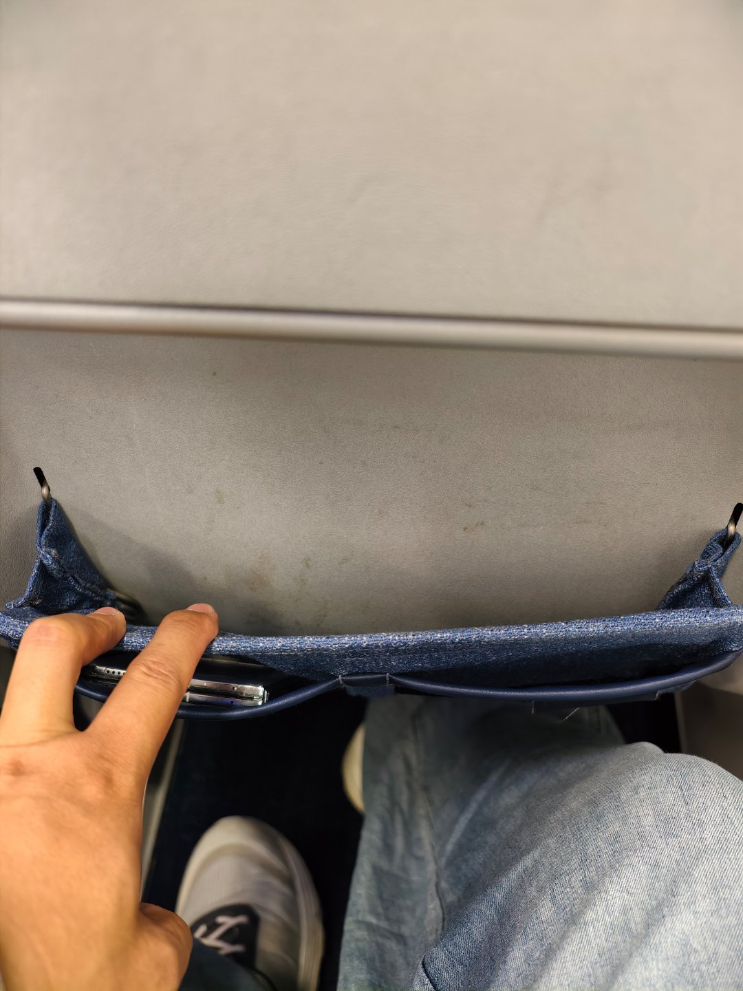 临时要从新疆出差第一次从停机坪步行登机，小机场就是效率高这个座椅背袋要给好评不用